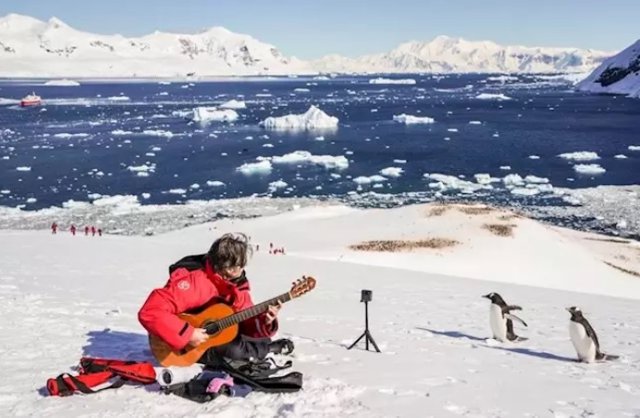 El Guitarrista Clásico Valenciano Rafael Serrallet En La Antárdida