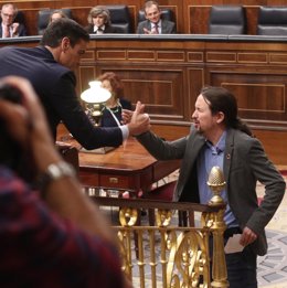 Pablo Iglesias da la mano a Pedro Sánchez tras intervenir en la segunda sesión del debate de investidura
