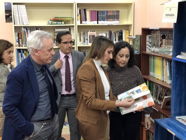 En el centro, la consejera de Educación, Rocío Lucas, visita el banco de libros del CEIP Gonzalo de Berceo.