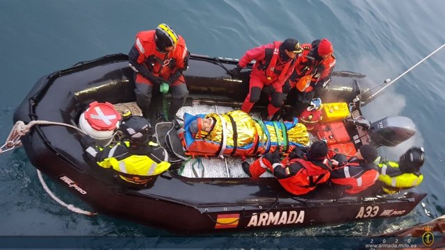 Efectivos del buque Hespérides durante la evacuación de un suboficial de Chile herido en la Antártida