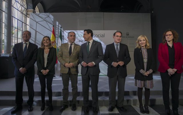 El presidente de la Junta de Andalucía, Juanma Moreno (c), junto a los consejeros de Presidencia, Elías Bendodo (3i); Empleo, Rocío Blanco (2i);  y el consejero de Economía, Rogelio Velasco (1i); preside la reunión de la Mesa de Diálogo Social integrada p