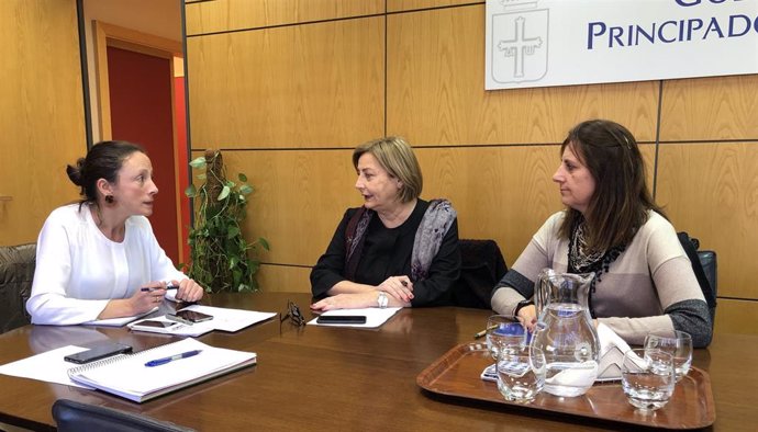 La alcaldesa de Avilés, Mariví Monteserín, se reúne con la consejera de Derechos Sociales y Bienestar, Melania Álvarez