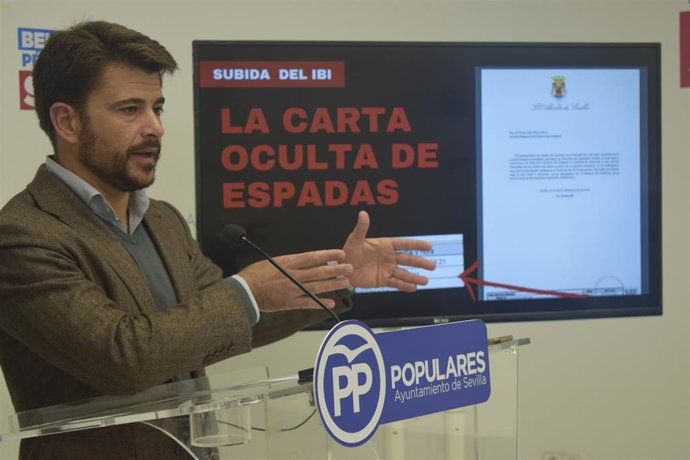 El portavoz del PP en Sevilla, Beltrán Pérez, durante la rueda de prensa