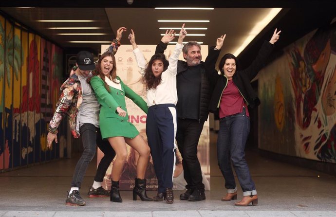 (I-D) El actor Joel Bosqued; la actriz Carmen Arrufat; la directora de la película, Lucía Alemany; el actor Sergi López y la actriz Laia Marrull posan en el  photocall de la película `La inocencia en Madrid (España), a 8 de enero de 2020.