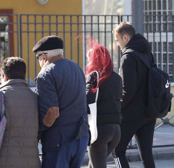 Dos parejas pasean durnate un día de viento por Madrid (España), a 8 de noviembre de 2019.