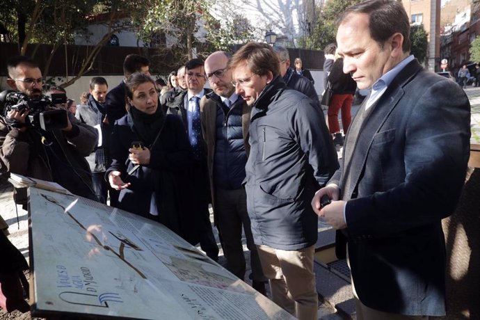 El alcalde de Madrid, José Luis Martínez-Almeida, y el delegado de Medio Ambiente y Movilidad, Borja Carabante, visitan la restauración de varios tramos del Viaje de Agua del Fuente del Berro.