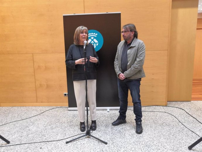 La alcaldesa de L'Hospitalet de Llobregat, Núria Marín, y el secretario general de UGT de Catalunya, Camil Ros, atienden a los medios el 8 de enero de 2020.