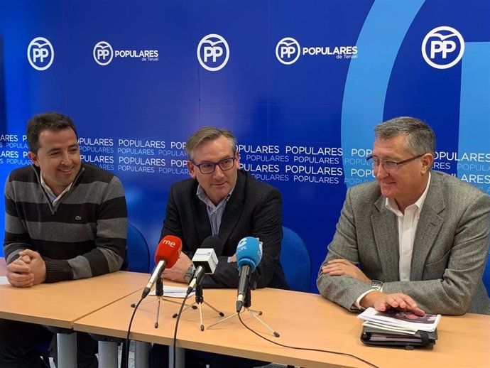 El presidente del PP de Teruel, Joaquín Juste, el diputado del PP por Teruel, Alberto Herrero y el senador del partido, Manuel Blasco