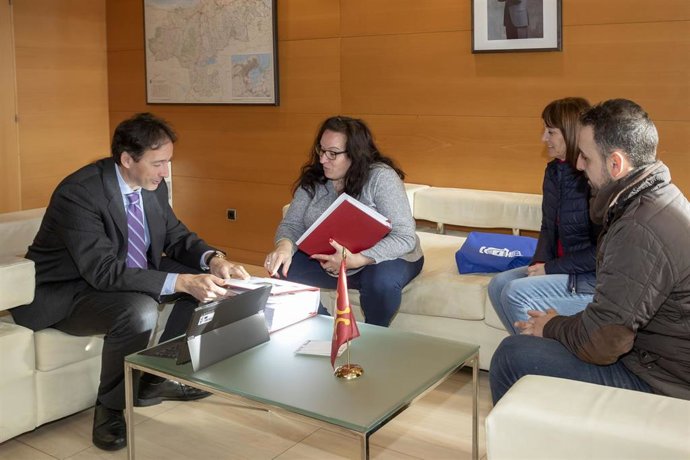 El consejero de Obras Públicas, Ordenación del Territorio y Urbanismo, José Luis Gochicoa, recibe a la alcaldesa de Ruiloba, Sara Portilla