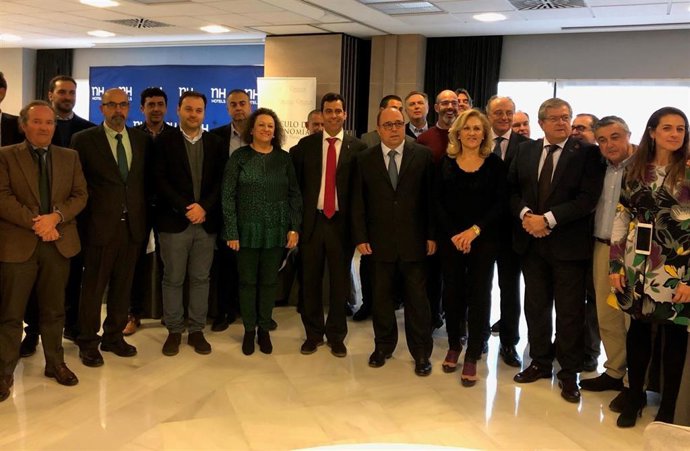 El consejero de Fomento e Infraestructuras, José Ramón Díez de Revenga, mantiene un encuentro organizado por el Círculo de la Economía de la Región de Murcia al que han asistido una treintena de empresarios