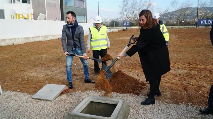 Armengol coloca la primera piedra de la promoción de VPO en Ibiza.