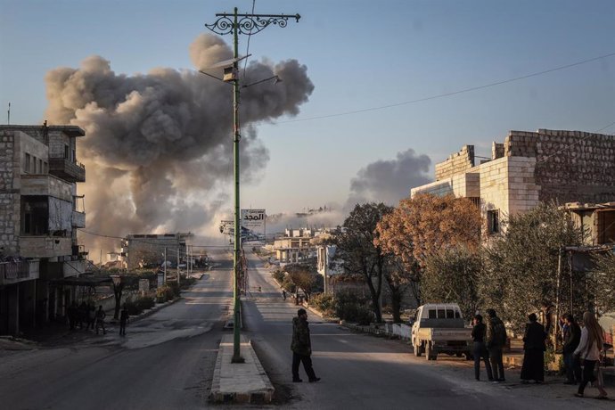 Columna de humo tras un bombardeo del Ejército de Siria en la provincia de Idlib
