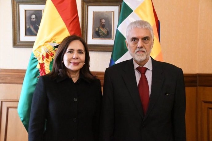 La ministra de Exteriores de Bolivia, Karen Longaric, y el encargado de negocios de México, Edmundo Font