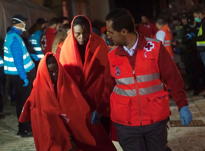 Migrantes rescatados desembarcan en Málaga