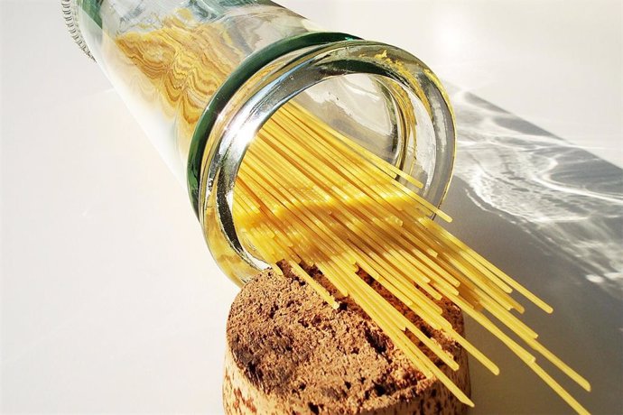 Un módelo matemático explica cómo se curva el espagueti al hervir