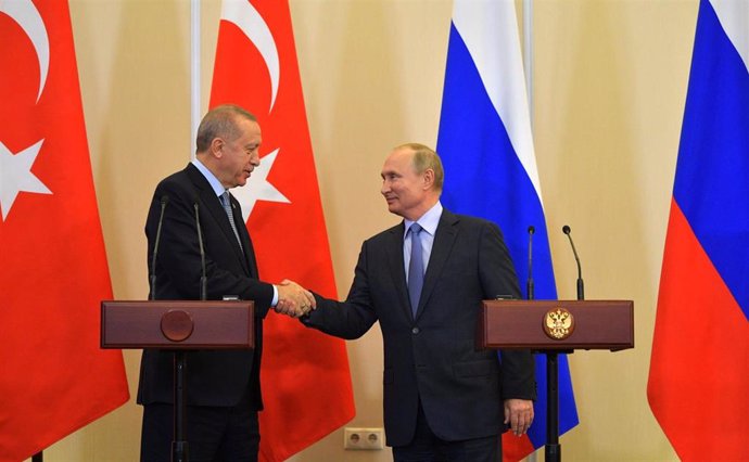 Los presidentes de Turquía, Recep Tayyip Erdogan (i), y Rusia, Vladimir Putin (d)