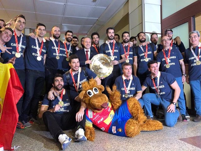 La selección española de balonmano posa con su título de campeona de Europa en el aeropuerto Adolfo Suárez-Madrid-Barajas