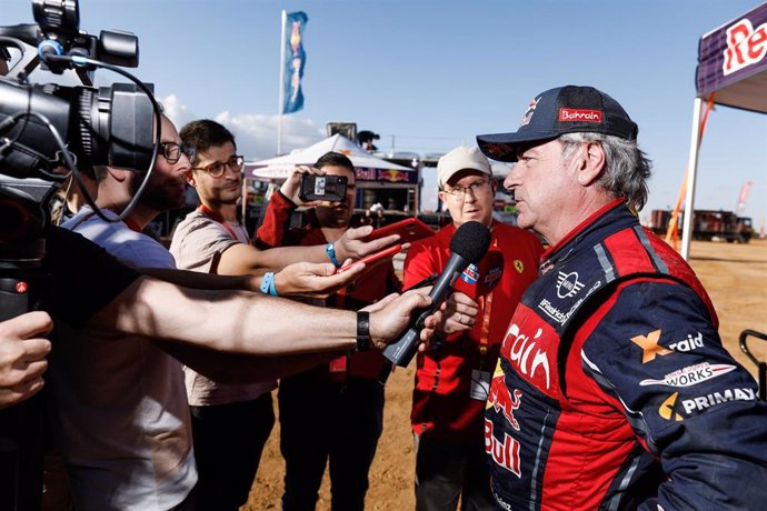 Carlos Sainz atiende a los medios de comunicación en el Rally Dakar