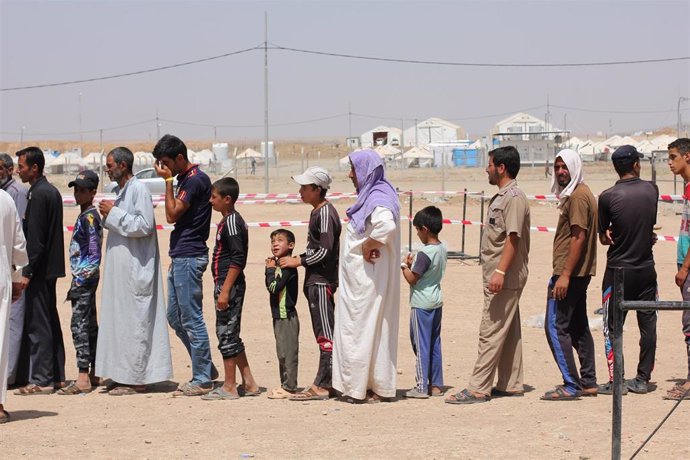 Desplazados esperan a recibir asistencia de Oxfam en el campo de Hamam Alil, cerca de Mosul