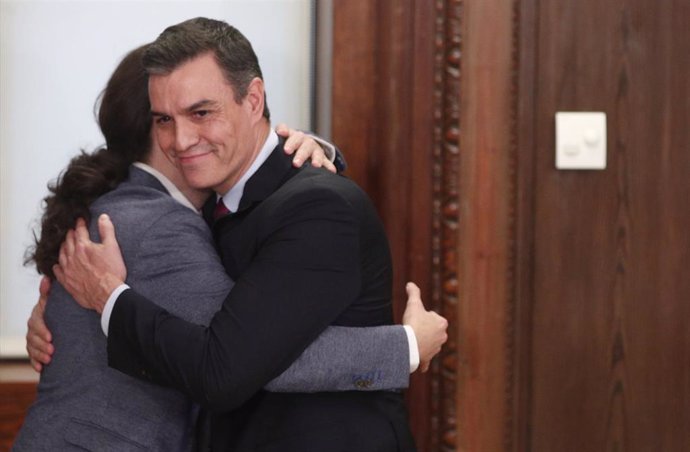 El presidente del Gobierno en funciones, Pedro Sánchez abraza al secretario general de Podemos, Pablo Iglesias, el pasado mes de diciembre.