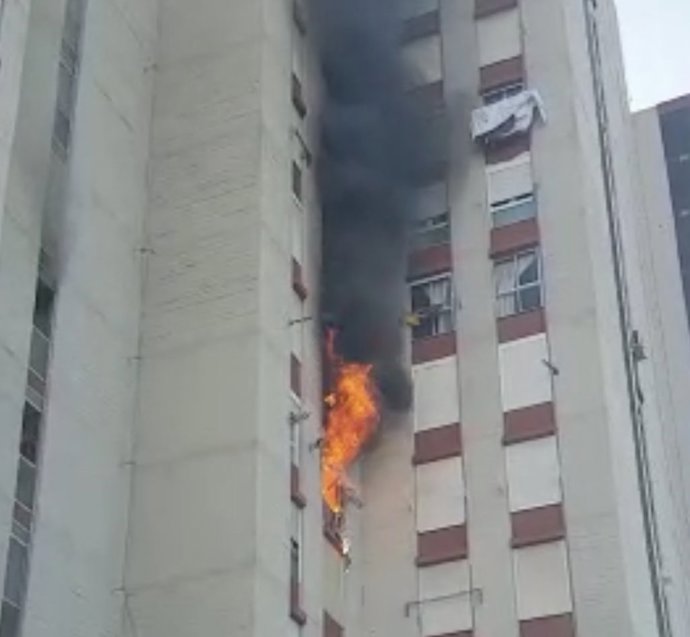 Las llamas saliendo de la vivienda afectada por el incendio registrado en l'Albufereta.