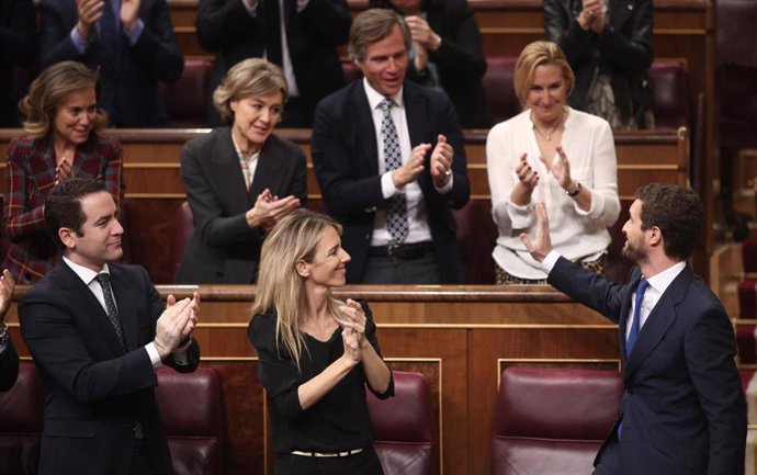 El presidente del PP, Pablo Casado, agradece el aplauso de la bancada popular tras su intervención en la segunda sesión de votación para la investidura del candidato socialista a la Presidencia del Gobierno