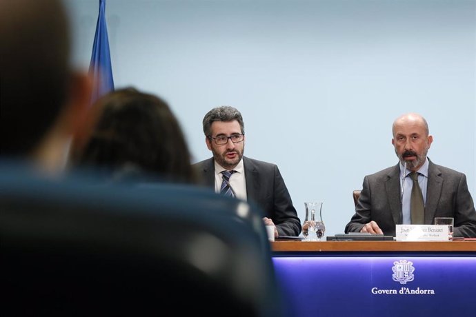 Los ministros andorranos Eric Jover y Joan Martínez durante la comparecencia posterior al primer Consejo de Ministros del año.