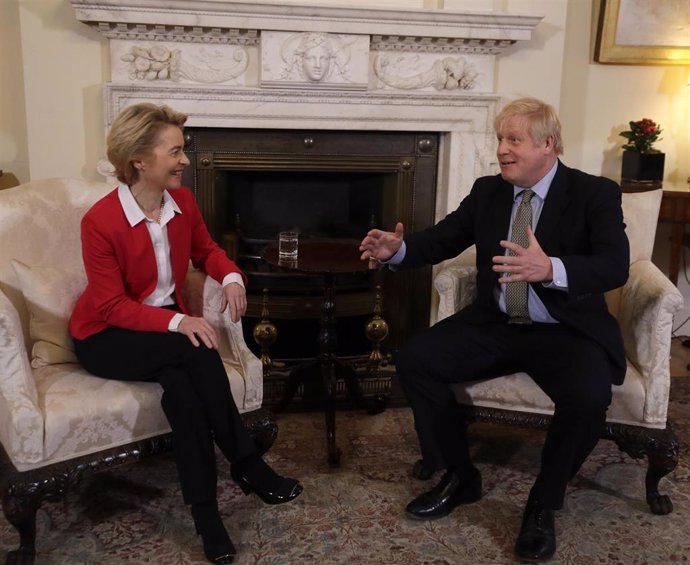 La presidenta de la Comisión Europea, Ursula von der Leyen, y el primer ministro de Reino Unido, Boris Johnson