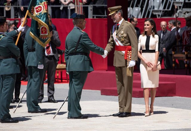 El Rey Felipe VI  saluda a un agente de la Guardia Civil durante el central conmemorativo del 175 aniversario de la fundación de la Guardia Civil en el Palacio Real. Detrás de él, la Reina Letizia.