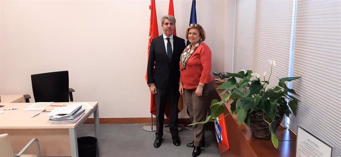 El consejero de Transportes de la Comunidad de Madrid, Ángel Garrido, se reúne con la alcaldesa de Colmenar de Arroyo