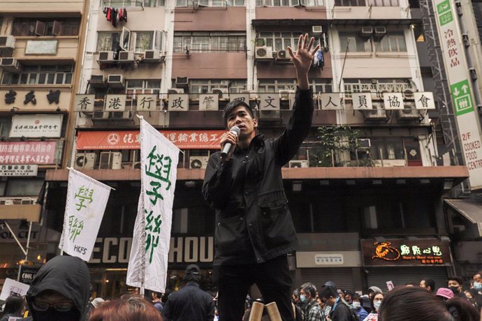 China.- Decenas de manifestantes prodemocracia bloquean carreteras de Hong Kong 