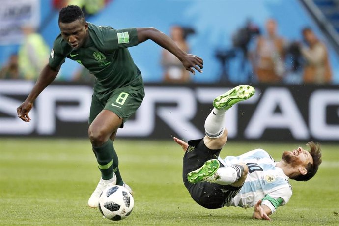 El nigeriano Oghenekaro Etebo en un partido del Mundial 2018 ante Lionel Messi