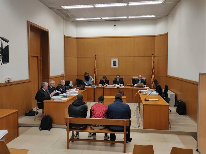 Juicio en la Audiencia de Barcelona a tres jóvenes por dejar en silla de ruedas a un pasajero del Metro de Barcelona en 2016.