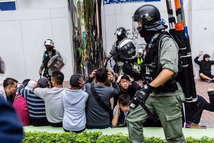 Un grupo de manifestantes son retenidos por agentes de la Policía de Hong Kong durante las últimas manifestaciones que se han producido en este territorio autónomo de China.