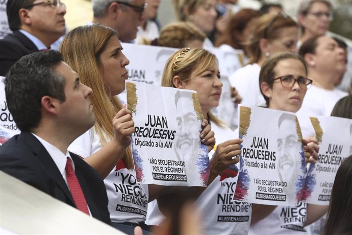 Personas piden la liberación del líder opositor venezolano Juan Requesens. 