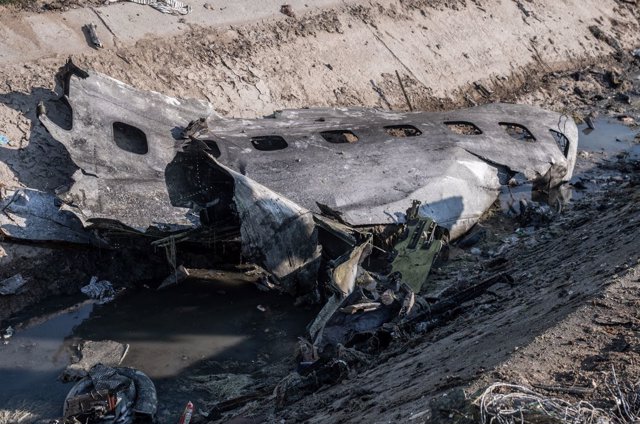 Una pieza del fuselaje del avión en el lugar donde ha ocurrido el accidente