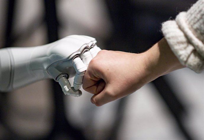 Un robot interactúa con una mujer durante el evento 'Speed Dating con IA' en el Hammerbrooklyn Digital Campus, en Hamburgo