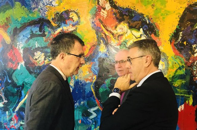 El alcalde de Murcia, José Ballesta, y el el presidente de la Confederación Hidrográfica del Segura (CHS), Mario Urrea, y en el centro de la imagen Antonio Navarro