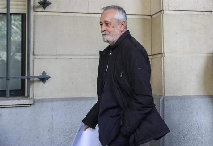 Salida de la Audiencia Provincial del ex-presidente de la Junta de Andalucía, José Antonio Griñan.  En Sevilla,  a 19 de noviembre del 2019.