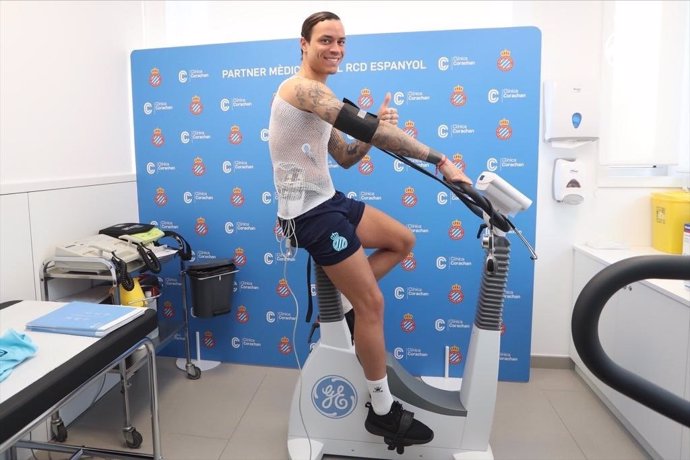 El nuevo jugador del RCD Espanyol Raúl De Tomás en el reconocimiento médico