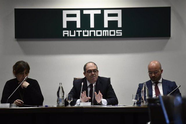 (I-D) La directora de Proyectos de la  Asociación de Trabajadores Autónomos (ATA), Elena Melgar; el presidente nacional de ATA, Lorenzo Amor y el vicepresidente de ATA, Fermín Albaladejo, presentan el Barómetro de ATA.