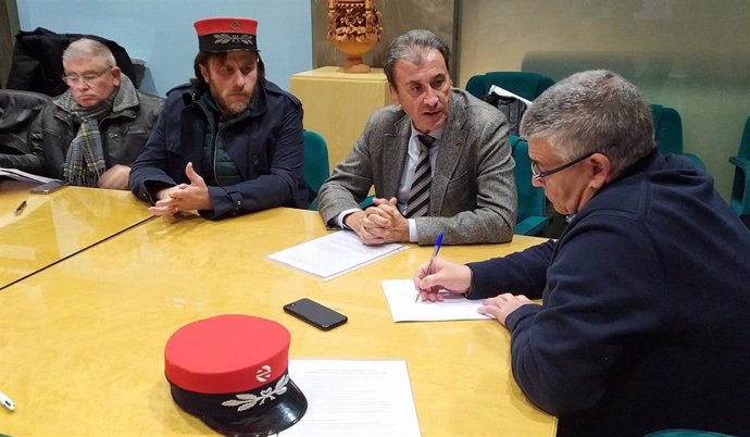 Imagen de la reunión entre el responsable de Renfe en Andalucía, Francisco Arteaga, y el alcalde de Guadix, Jesús Lorente