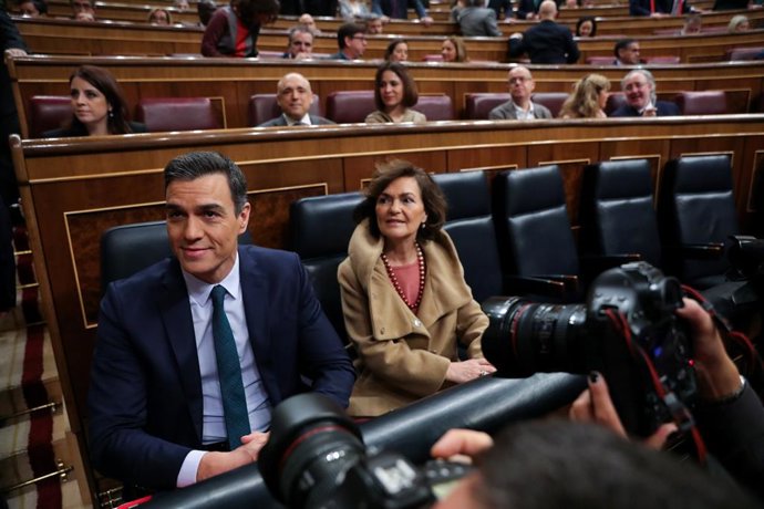 El president i la vicepresidenta del Govern central, Pedro Sánchez i Carmen Calvo, abans de comenar la segona sessió del debat d'investidura del candidat socialista a la presidncia del Govern espanyol.