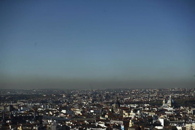 Imagen de la ciudad de Madrid  tomada desde la céntrica zona de Callao, donde son evidentes los efectos de la contaminación.