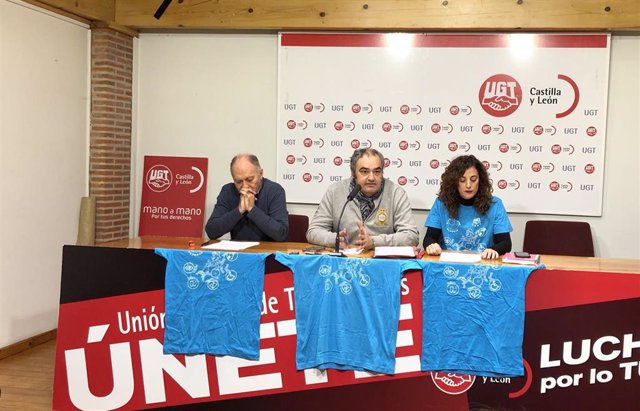 El secretario general de UGTCyL, Faustino Temprano, en la izquierda de la imagen, comparece junto secretario reginonal de FeSP-UGT, Tomás Pérez Ureña, y la secretaria de FsSP-UGT en León, Ruth Sanz.