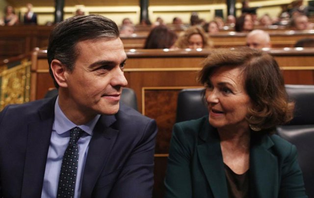 El presidente del Gobierno en funciones, Pedro Sánchez y la vicepresidenta del Gobierno en funciones, Carmen Calvo, en la sesión de constitución de las Cortes para la XIV Legislatura en el Congreso de los DiputadoS