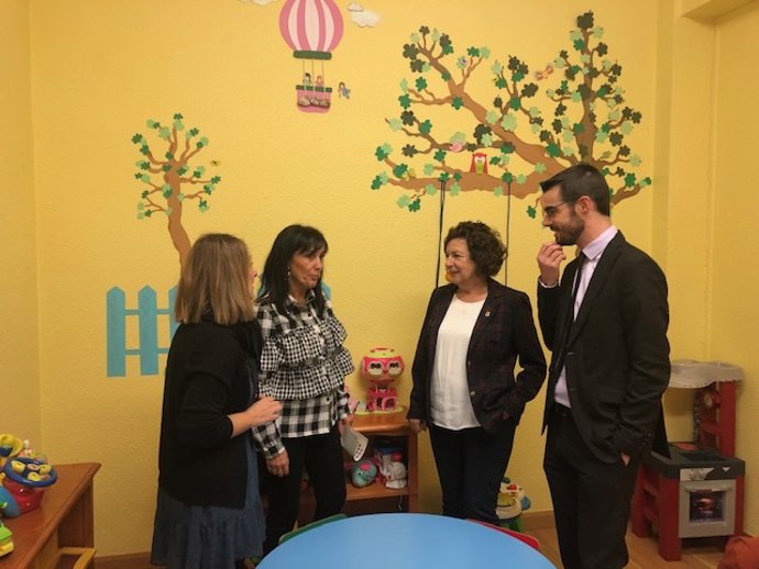 La consejera de Servicios Sociales, Ana Santos, visita el Punto de Encuentro Familiar