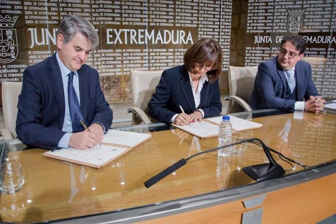 Franco, Moro y Vergeles, en la firma del convenio del Padiex