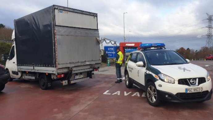Detenido el conductor de una furgoneta que cuadriplicó la tasa máxima de alcoholemia permitida en Allariz (Ourense).