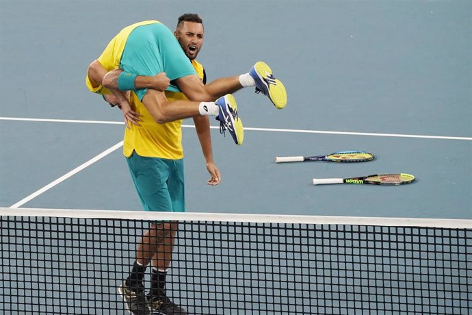 Nick Kyrgios y Alex De Miñaur celebran su victoria en dobles y el pase a las semifinales de la ATP Cup 